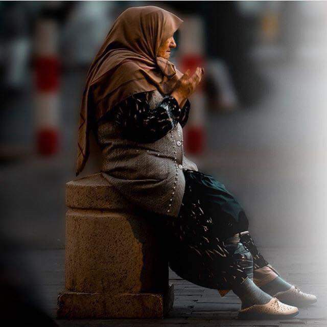 "احذر من كسرة النفس لأنها " مؤلمة "، 
فالله سيسألُك يوماً عن عينٍ أبكيتها ، وعن قلبٍ أوجعته ، و عن روح كنت سبباً في فقدِها لأمانها وإطمئنانها، "فأحذر أن يشتكيك أحد إلى الله."