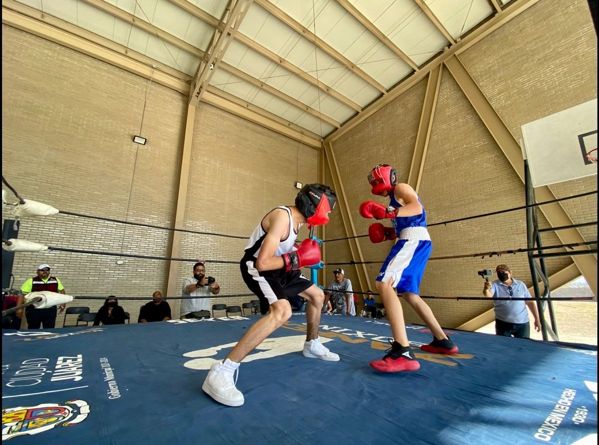 MeyerFalcon's tweet photo. En el deportivo La Montada que @SEDATU_mx construyó en Ciudad Juárez nuevas generaciones se están formando en el box.
Antes era un terreno con una cancha llanera, hoy es un espacio con varias disciplinas. #JuárezLate https://t.co/fqkA2BX1Mt