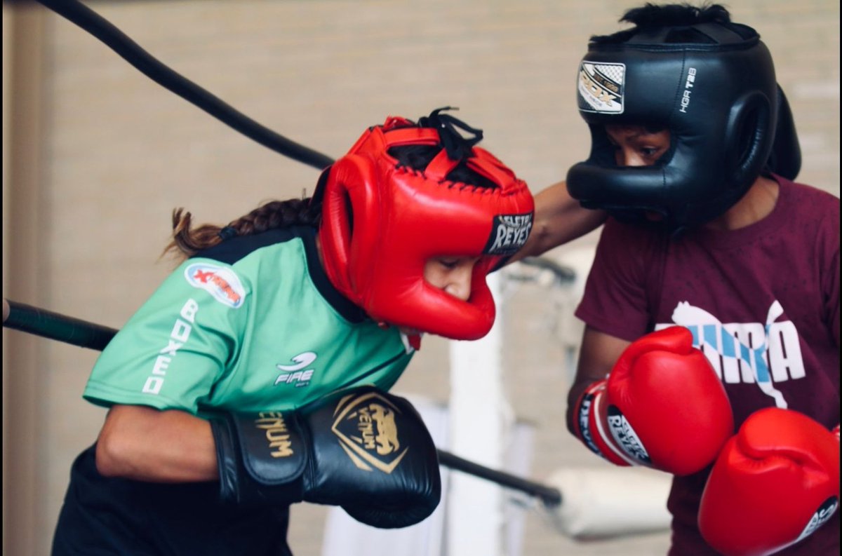 MeyerFalcon's tweet photo. En el deportivo La Montada que @SEDATU_mx construyó en Ciudad Juárez nuevas generaciones se están formando en el box.
Antes era un terreno con una cancha llanera, hoy es un espacio con varias disciplinas. #JuárezLate https://t.co/fqkA2BX1Mt