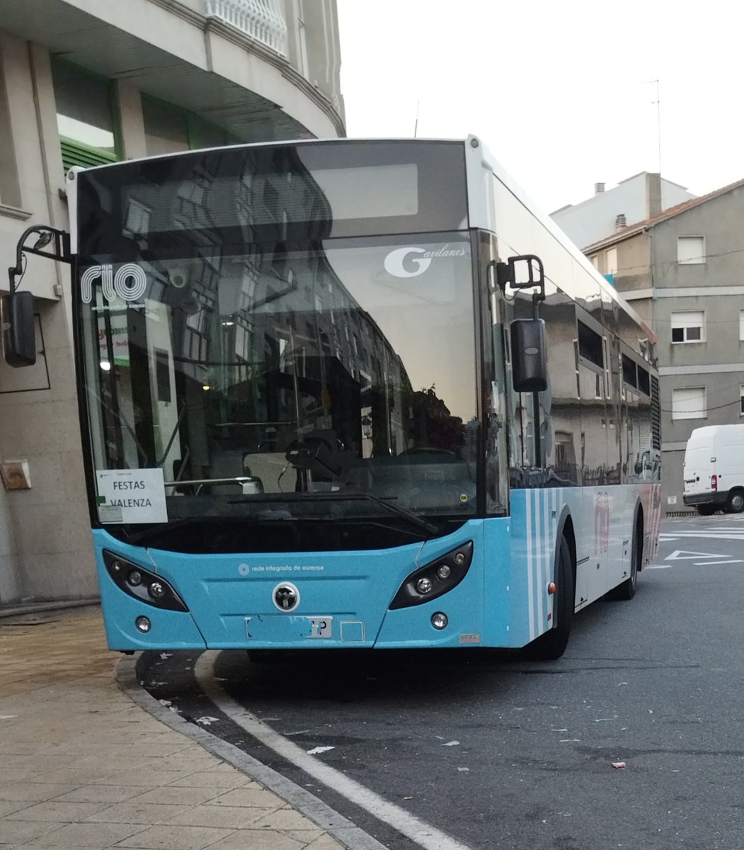 jordi1676's tweet photo. Servicio Especial del Interurbano de #Ourense por las fiestas de la #Valenza estacionado en la Rotonda Familia de la Valenza esperando a salir a las 22:00
Sobre el bus:
Marca: Temsa
Modelo: L12
Empresa operadora: Río Rede Integrada de Ourense, Llevada por Gavilanes https://t.co/k5ejVBp6Zd