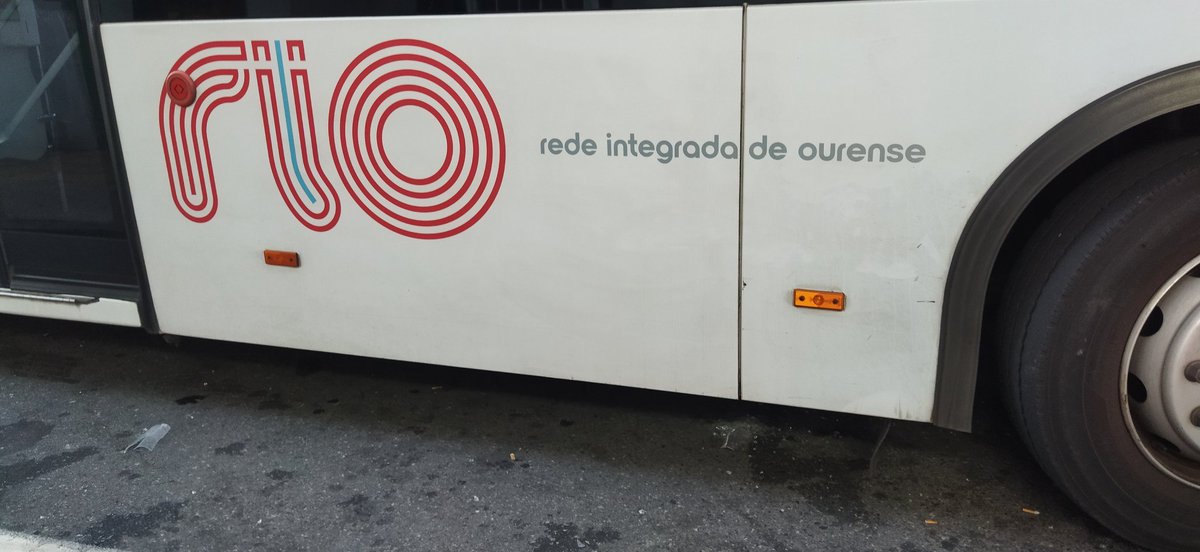 jordi1676's tweet photo. Servicio Especial del Interurbano de #Ourense por las fiestas de la #Valenza estacionado en la Rotonda Familia de la Valenza esperando a salir a las 22:00
Sobre el bus:
Marca: Temsa
Modelo: L12
Empresa operadora: Río Rede Integrada de Ourense, Llevada por Gavilanes https://t.co/k5ejVBp6Zd