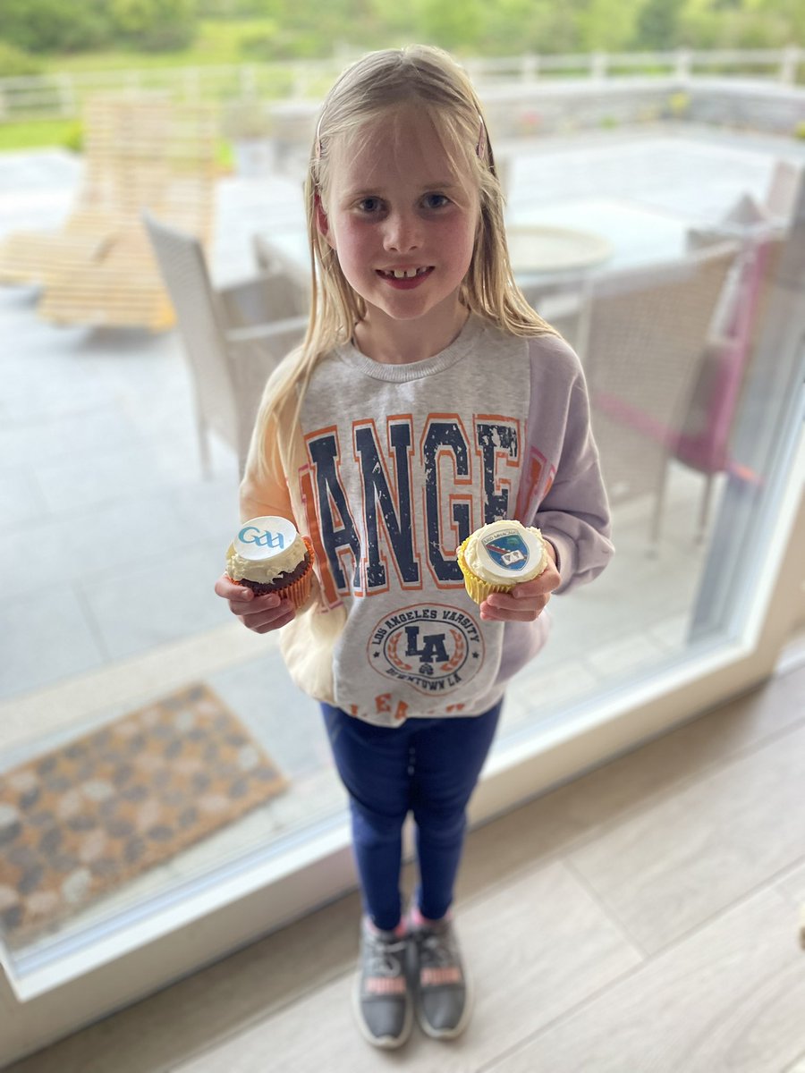 My football mad daughter met football legend Cora Staunton <a href="/duckie15/">Cora Staunton</a> today in Clones. She was even happier when Cora gave her some Armagh buns. Thanks Cora!