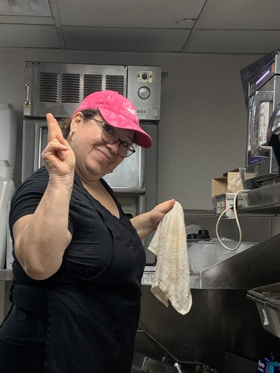 ashc0723's tweet photo. Cheers to Ibis! π€π»π€π» always being a rockstar owning every shift with cleanliness and owning her station. Takes pride every day she works! @B0mbsh31L@@AaronAtChilis@@EricEstrada713 #teamestada #mocitybringintheheat https://t.co/1oz7dc8A5L