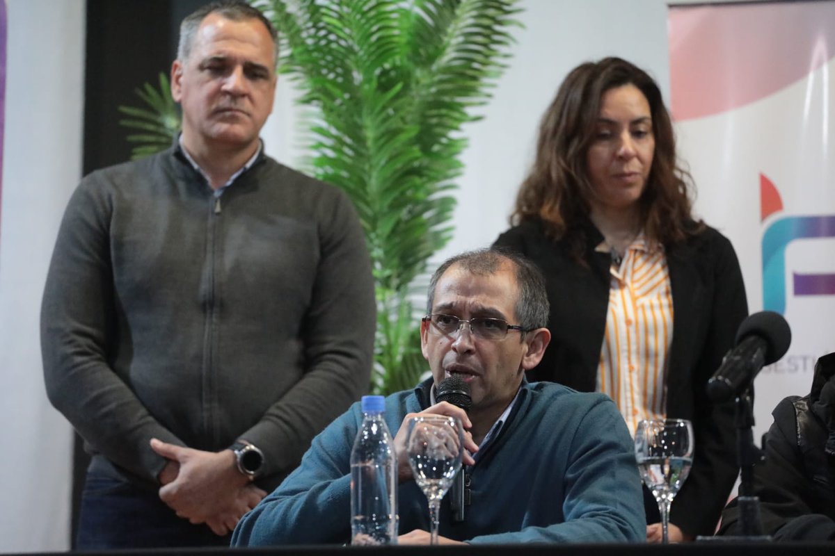 OmarGutierrezOk's tweet photo. El corredor cultural neuquino sumará otro espacio más, porque hoy en Plaza Huincul, asumimos el compromiso para restaurar el ex cine teatro y centro cultural "Ruca Lihuen". Seguimos propiciando la recuperación de espacios artísticos y de formación. #RevoluciónCultural https://t.co/I3j3yFP31n