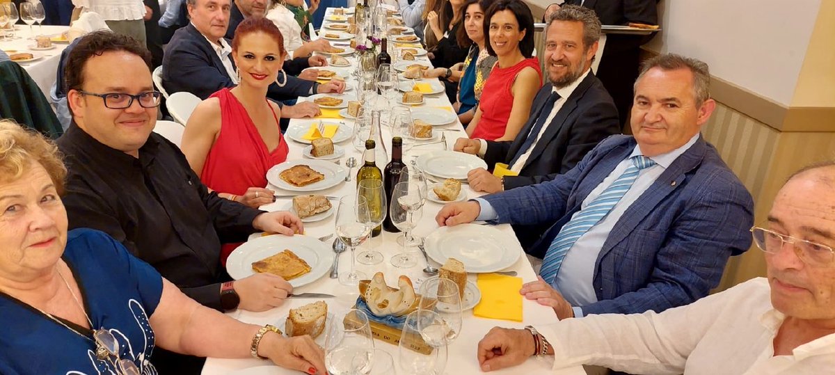 #OBarrioSenlleiro, #AMilagrosa de #Lugo suma embajadores de lujo; y el #MovimientoVecinal premia a quienes lo apoyan y apuestan por él. Brillante Gala #MilagrosistasDelAño2022. Mi Enhorabuena a todos;y,personalmente,de forma especial a nuestro Diputado @GPPopular @jaimedeolano 👏