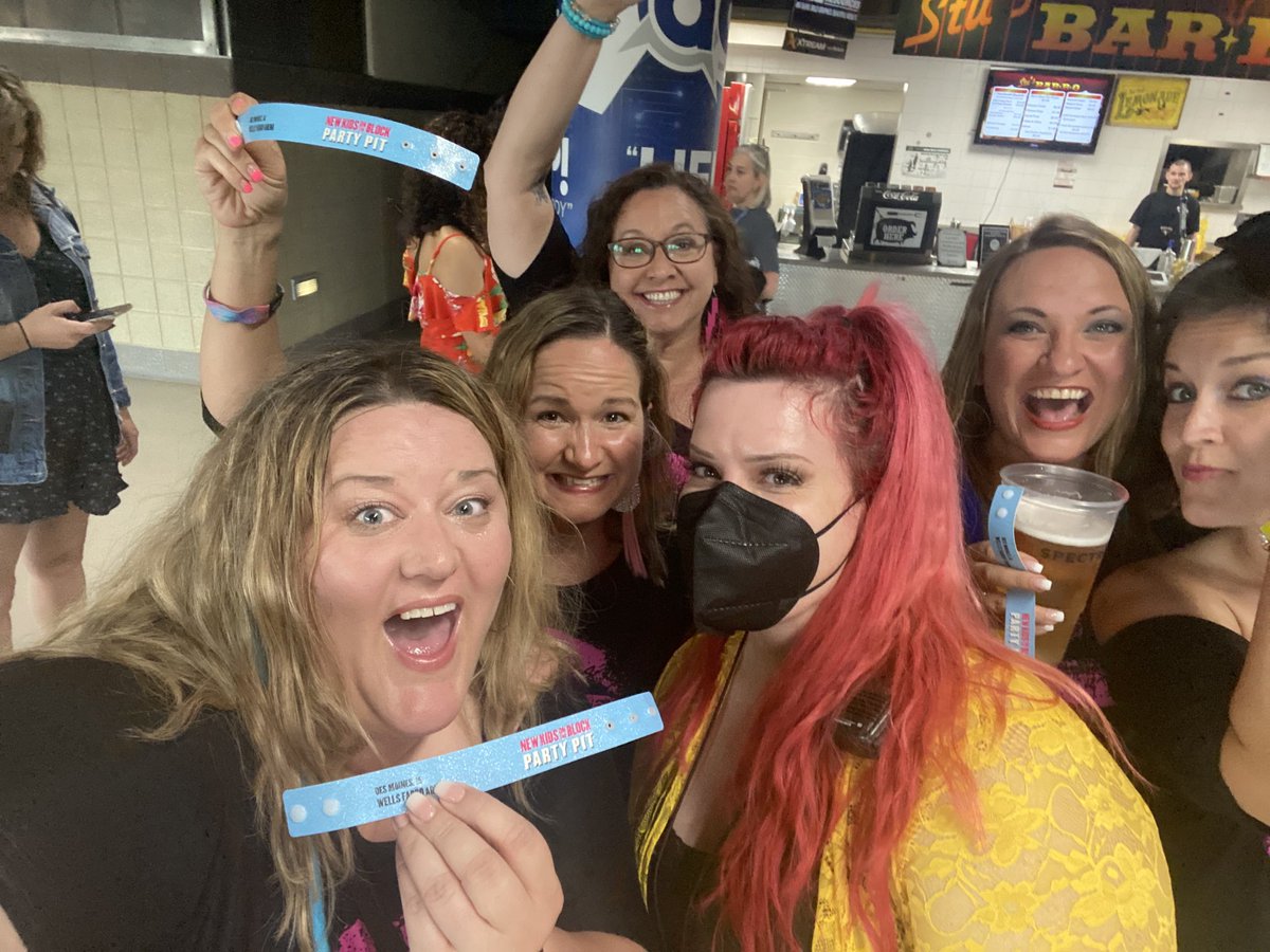 dfengel's tweet photo. Pit passes from the best your crew!! Thank you Hayley!! #NKTOB #OTLPresents https://t.co/aa0YEmZyEe