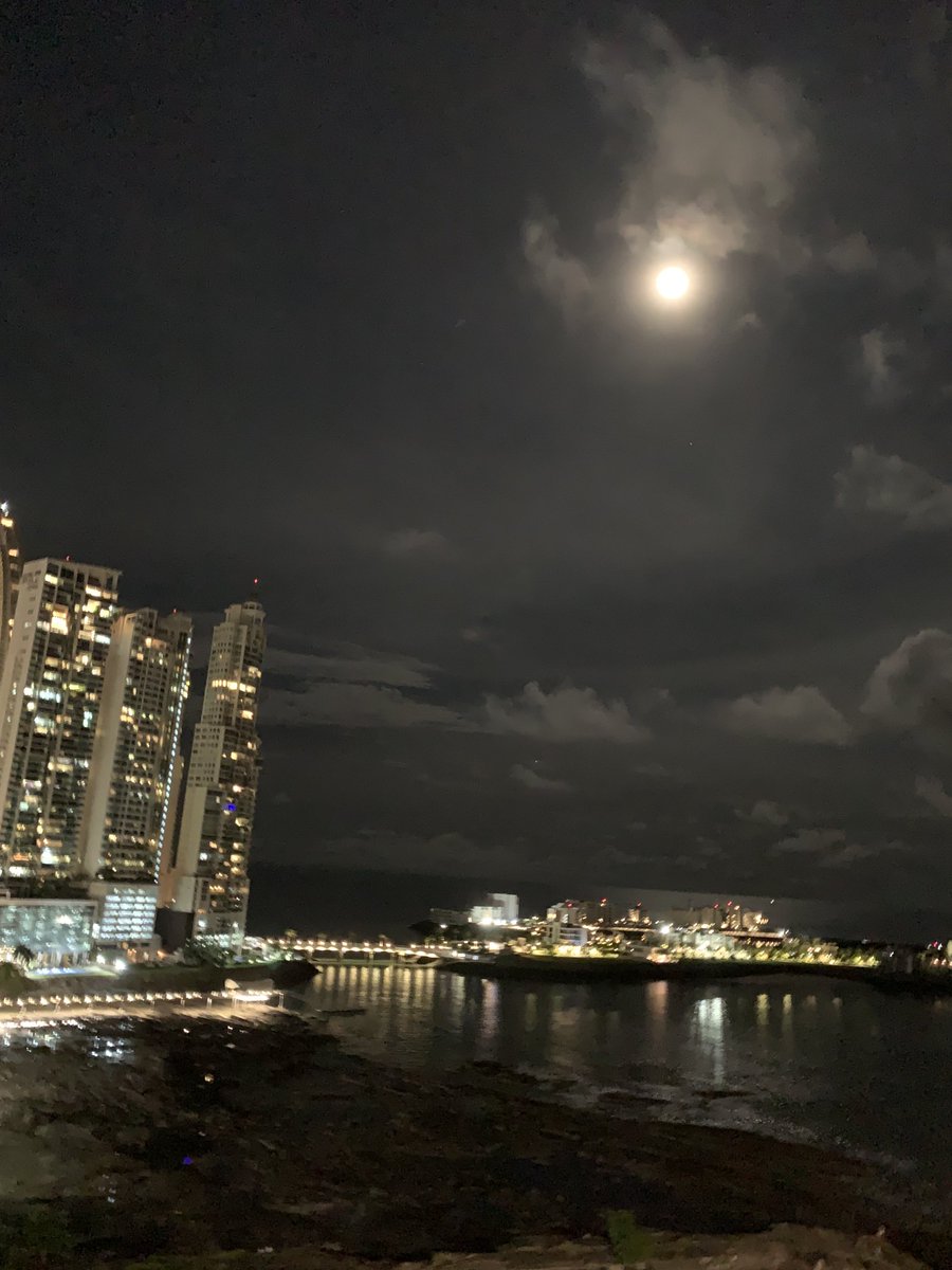 Esta noche si he visto la luna, hacía tiempo que no estaba pendiente de ella. 
¿Cómo descuidarme y perder el mensaje de belleza, ternura y amor que inspira?, necesitamos de estímulos sensoriales q atenúen un poco la ansiedad que produce vivir en este mundo convulso y ella es uno.