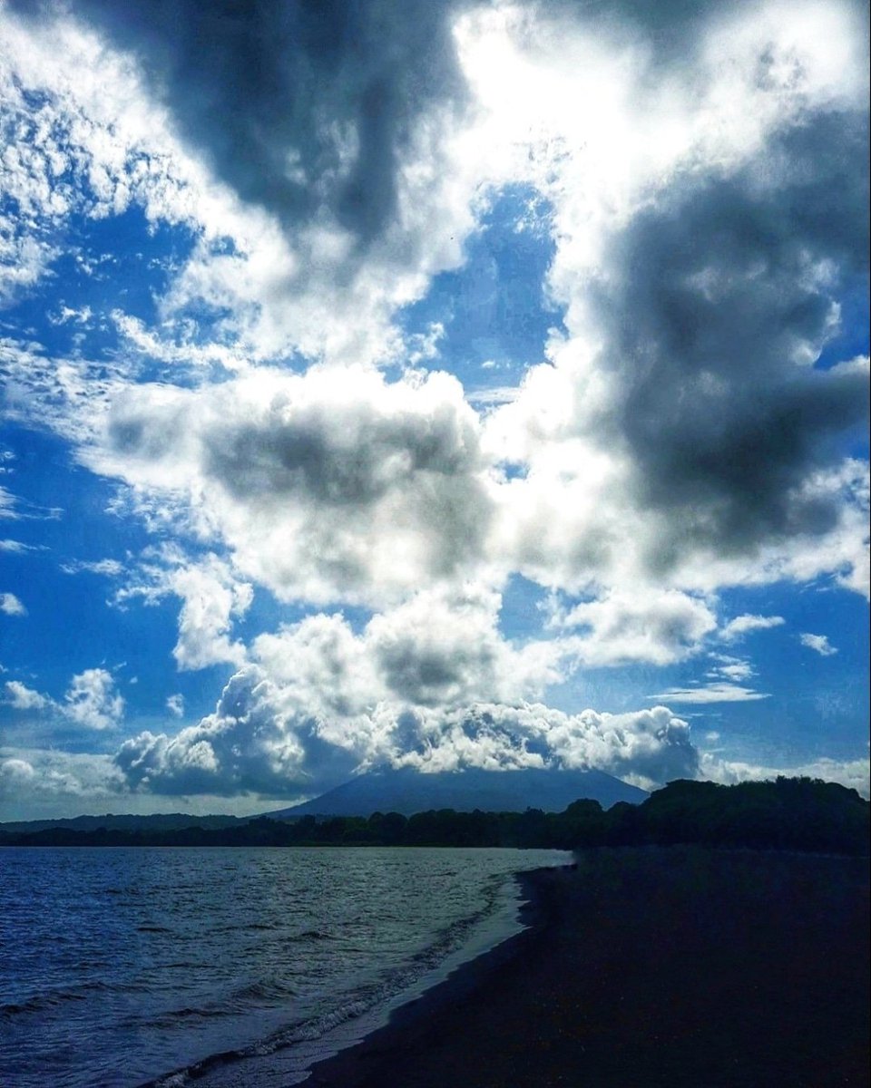 AngieIgles's tweet photo. An amazing view onto the highest volcano in the island!! 🌋🏝🏞💙 #adventure #beautiful #explore #niceview #puntajesusmaria #isladeometepe #ometepeisland #volcano #lake #lakeside #nature #NaturePhotography #goodvibeson https://t.co/gzXQ0LMyMM