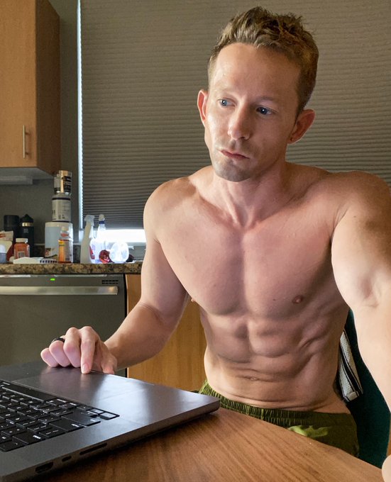 Working and sleeping my way through the weekend. 😊❤️ https://t.co/IlRXIFm1pY<a href="/tag/moschino"class="tags"><span>#moschino</span></a>