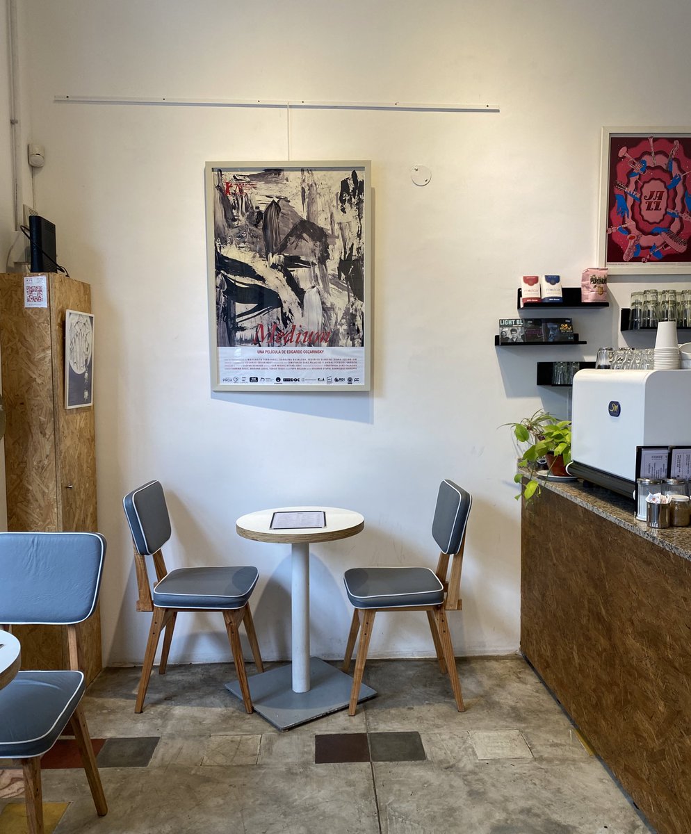 Café lo-fi. 100% veggie, increíble  café, cookies, y sándwiches, el mejor soundtrack desde jazz sublime a indie, y un compromiso real con el medio ambiente - no ofrecen gaseosas o agua embotellada, te dan agua filtrada en vaso de vidrio. Y cómo no amar la zona de Honorio.