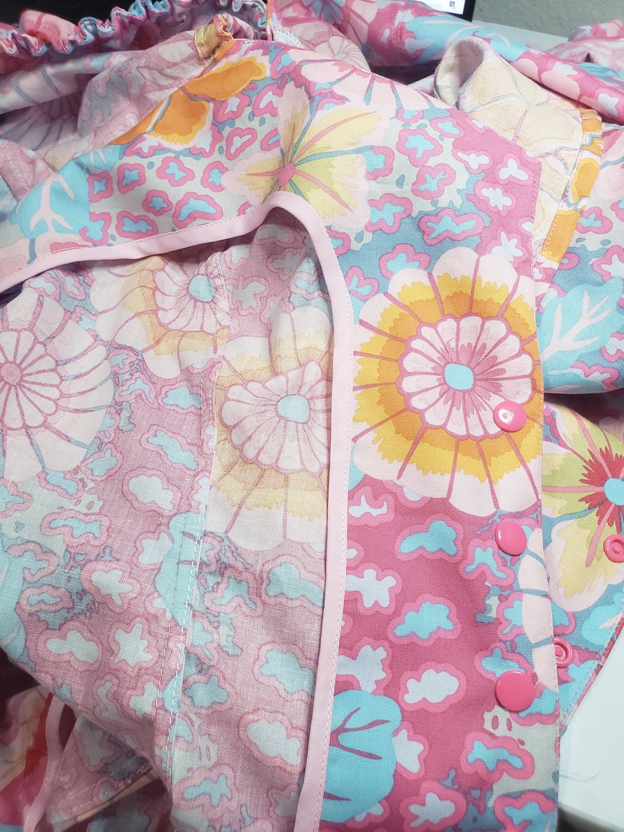 retrogradesigns's tweet photo. New dress! This was my first time doing bias bound facing and i think its super cute! All french seams since the fabric is heavier so i didn't want to add lining https://t.co/b0k3UkEQ2x