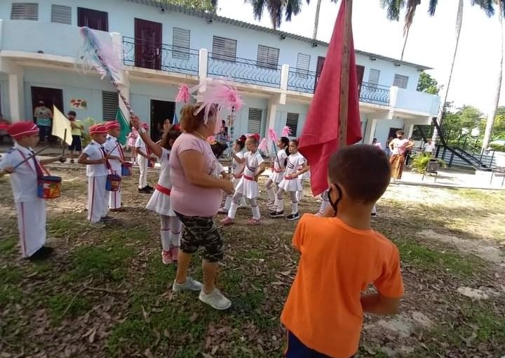#Cuba #DMECienfuegos Así inicia las festividades por el inicio del verano en nuestras instituciones educativas Fernando Pérez Guardarrama del Consejo Popular caonao se vistió de Gala. #CubaMined <a href="/CubaMined/">MINED</a> <a href="/FernandezMaryde/">Maryde Fernández López</a>
