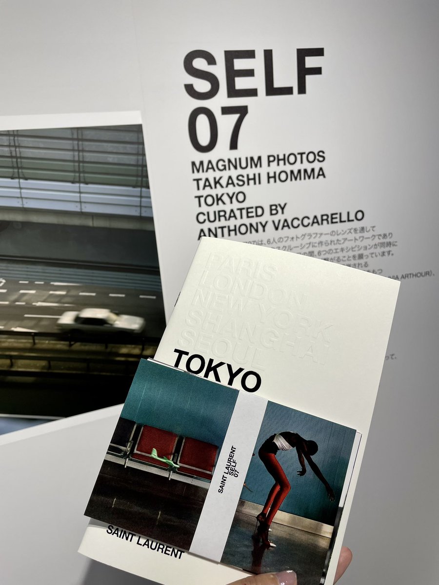 rikako_f413's tweet photo. SAINT LAURENT SELF 07
MAGNUM PHOTOS TAKASHI HOMMA TOKYO CURATED BY ANTHONY VACCARELLO

昨日滑り込んだ。
あれだけ狭い空間なのに、撮りたいTOKYOが詰まってた。悔しいなんて思う間も無くただただすごい。

無料なのに図録とたくさんのポストカードまでいただけて、贅沢すぎる展示だった
#SELF07 https://t.co/ldu8UJfXTv