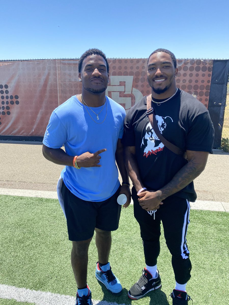 SDFNLMagazine's tweet photo. Good seeing these two @MrStokes_5 @KChriston_Jr https://t.co/VhGPH1wr17