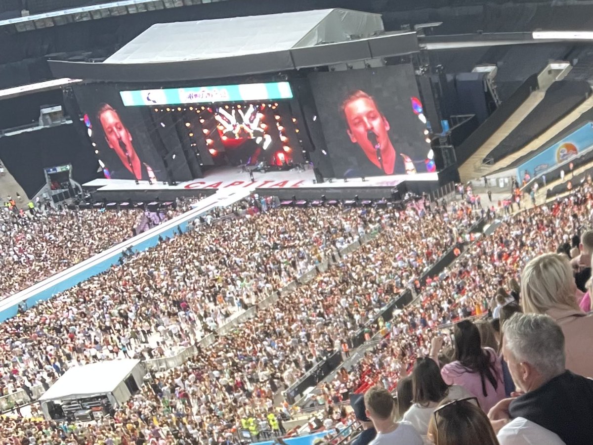 A much needed awesome avo with family &amp; friends #CapitalSTB
💕 George Ezra 😁💃🏼🕺