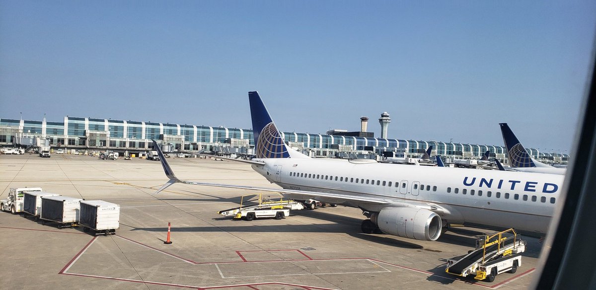 GammaGent's tweet photo. @united ORD2LAX on UA2095...even with a 1hour departure delay it's all smiles, happy times and safe travels...🎶I'm going going back back to CALe Cali🎵 https://t.co/06OHec37i6