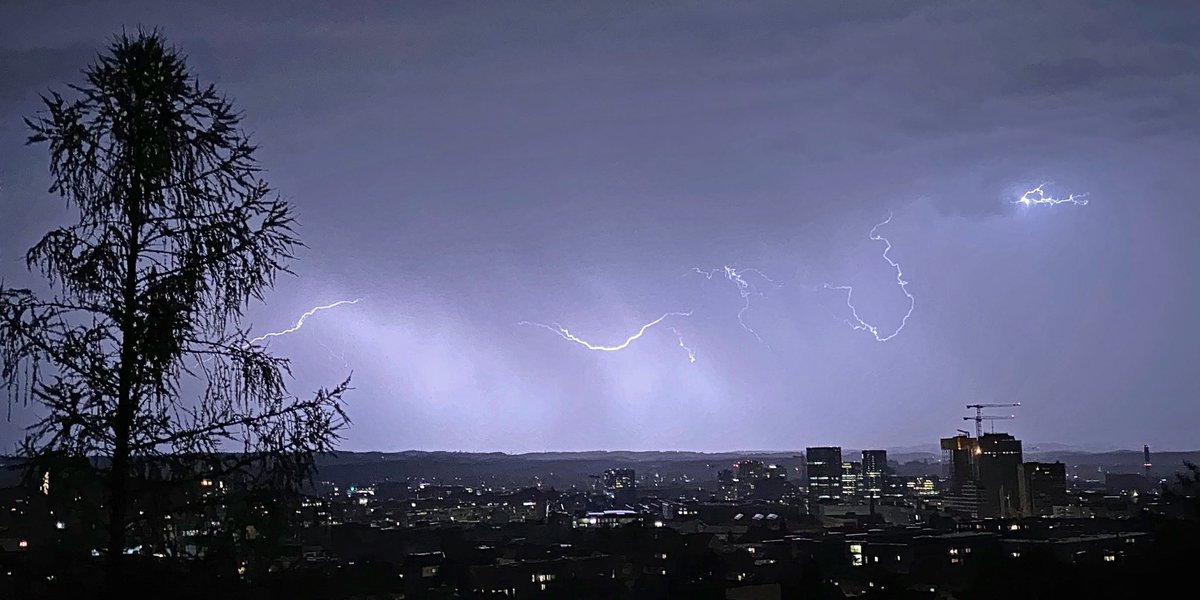 Eigentlich wollte ich ja mal früh schlafen gehen; aber die Naturlicht-Show über #Oerlikon war dann doch zu verlockend…
@srfmeteo: Wieviele #Blitze wurden denn diese Nacht registriert? 🤔