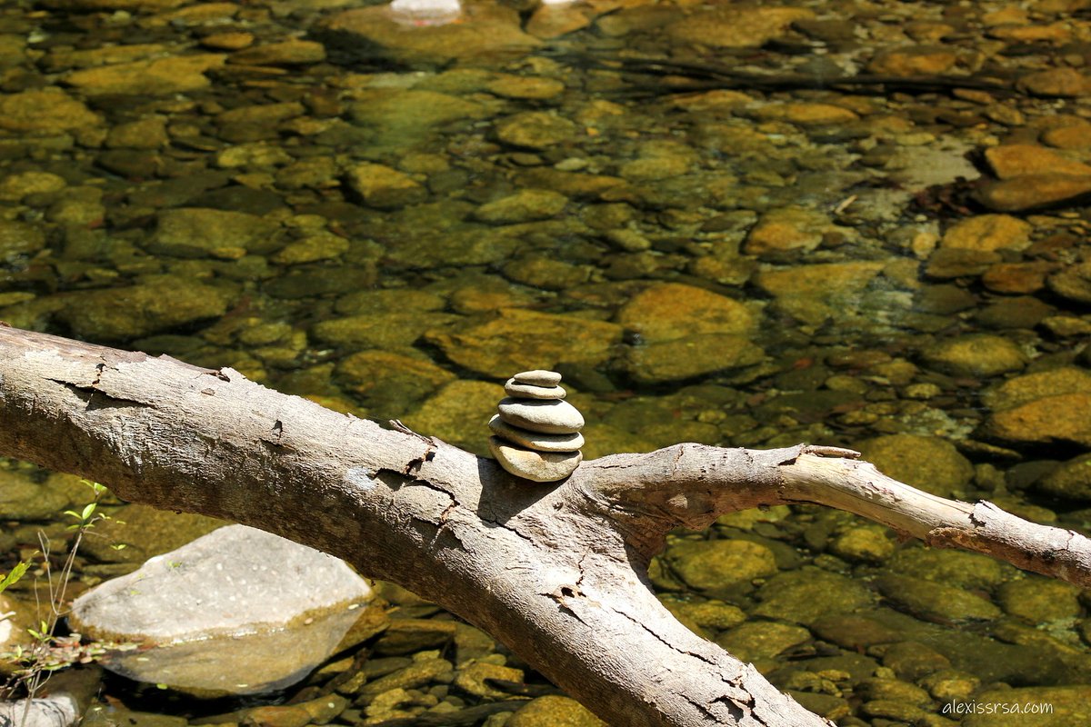 AlexisSrsa's tweet photo. @MrWhoCapture @photography @RasPhoto_ @RVGowtham1 @BillShepardPho1 @JeriLile @LQ_Photography @BraydenCreation @HaywainPhoto @caliberphoto @NickyJo14219870 Love the balancing stones.
#river #balancingstones https://t.co/imsDpYUoc5