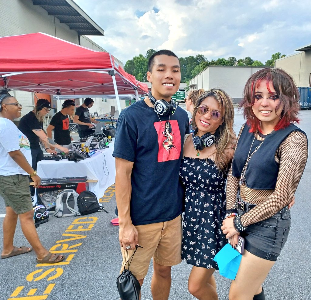 djexgirl's tweet photo. #ImwiththeDJ Drew Drew #1sttimer #silentdisco https://t.co/cvC7A5FbTh