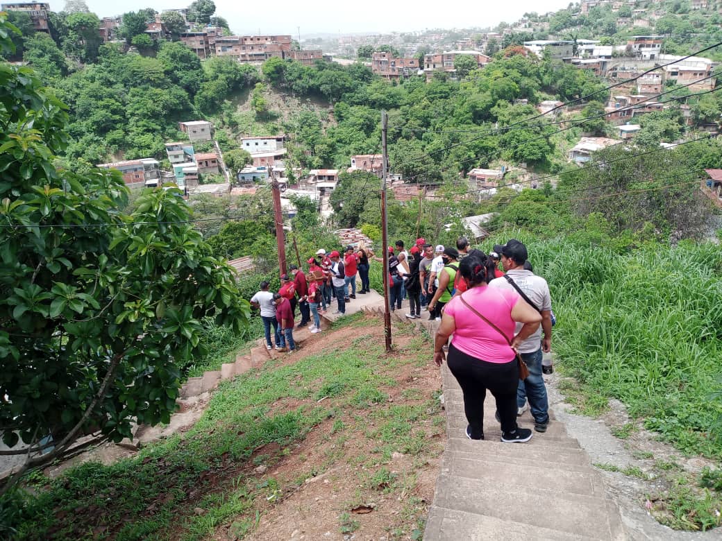 Hoy domingo 12/06/2022 estuvimos en GUACARAPA,en el sector Las Terrazas,allí estuvimos con sus dirigentes Wendy Soler, Irma Espinoza,Hayde Jaspen y Roxana Hernández,fuimos casa a casa,con todo nuestro amor,con esas hermanas revisamos las necesidades de los mas pobres, (1/3)