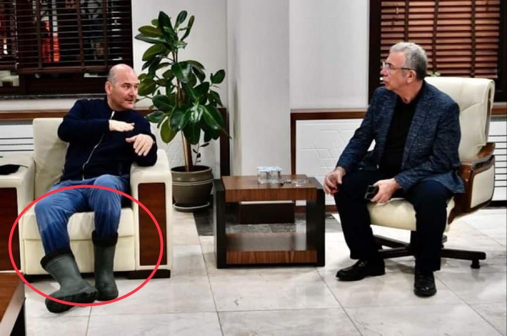 Selde makam arabasının arkasından yürüyerek geldi sanırım.

Aklı sıra psikolojik harekat yapıyor.

Memleketi boğazına kadar b*ka batırdılar ama üstlerine hiç sıçramıyor!