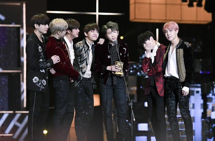 hikunroboteu's tweet photo. happy 9th anniversary uri bangtanie, ini kali ke 5 aku ngerayain anniv bangtan campur aduk banget sedih+seneng..makasih udah ada di storyofmylife makasih juga hujan dan 2 temanku udah kenalin bangtan ke aku, makasih udah ngasih positif energi untuk aku 💜
#BTS9thAnniversary #BTS https://t.co/nMWm8Aaor1