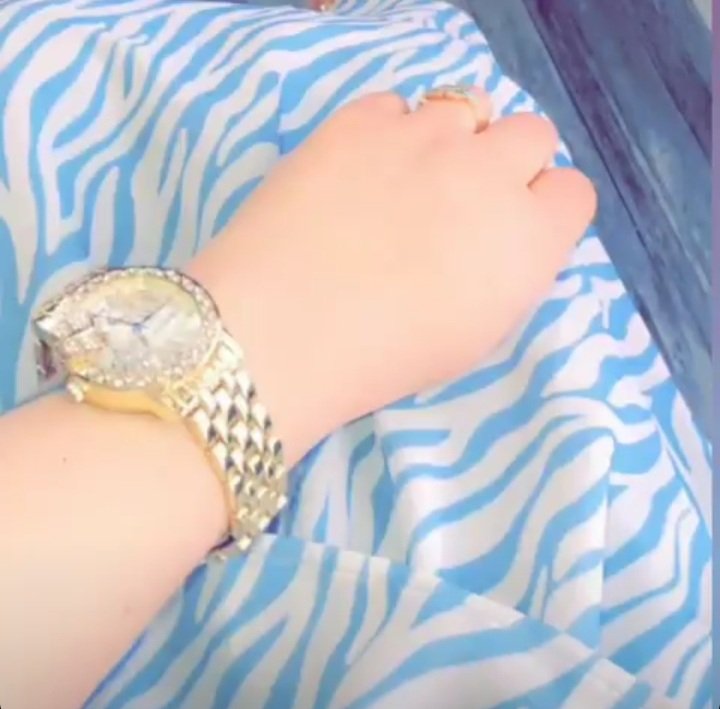 آلَقَلَبّـ يّخٌ ـطٌـئ مِـرَهِ.... 
وُيّعَآقَبّـهِ آلَعَقَلَ سًـنٌيّنٌ 🖤