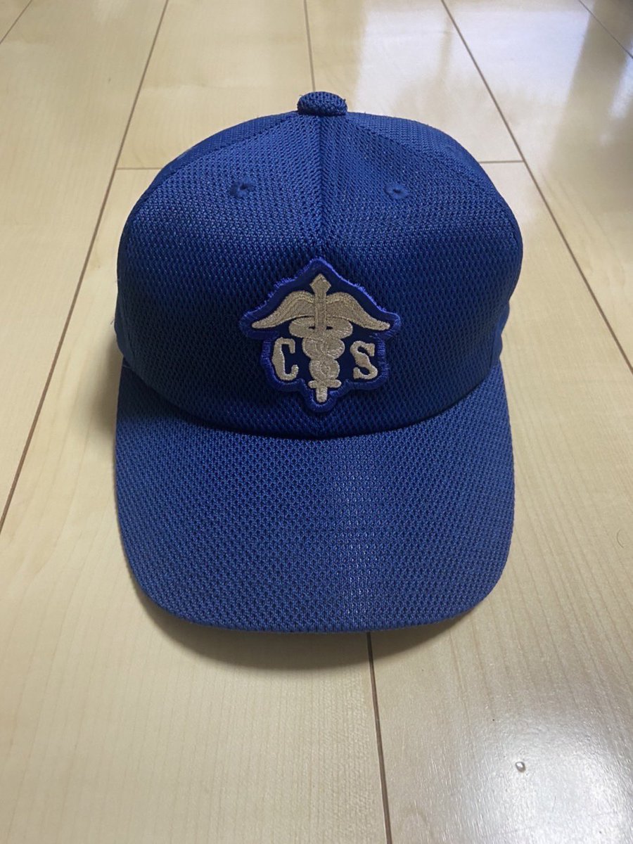 shimancyu9244's tweet photo. 来週から始まる全国高等学校野球選手権沖縄大会。OB会を代表して大会用の新しい帽子を中部商業野球部に贈呈⚾️コロナ渦でこの数年は満足な活動も出来なかったと思いますが新監督のもと最善を尽くして欲しいものです。完全ホームだと思っていた後輩たちに右よし左よしは大���ベリ。#闘志なき者は去れ https://t.co/K8gXFQn0vn