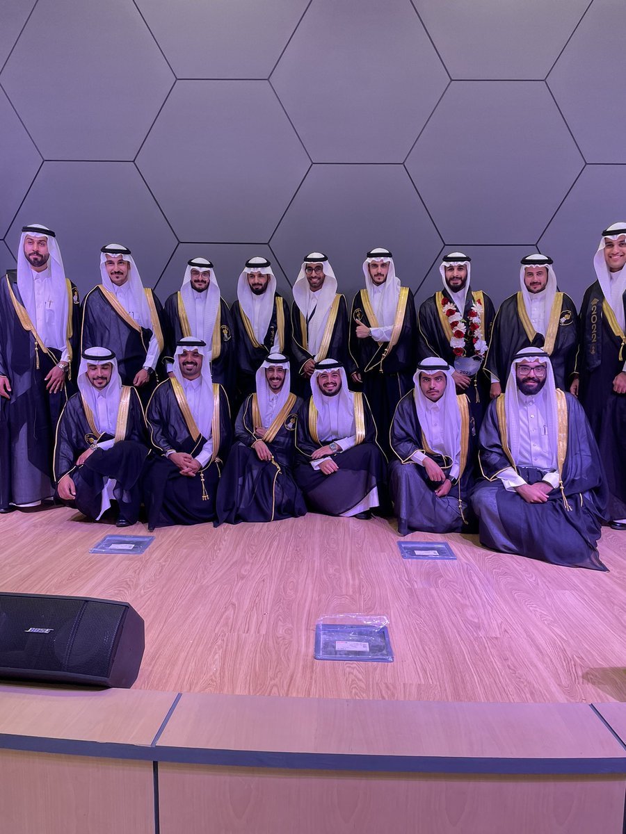 khalidfm11's tweet image. يوم سعيد… فيه فرحة خريجي وخريجات كلية الطب مع أهاليهم..ابارك لهم هذا التخرج والحمد لله على التمام.
