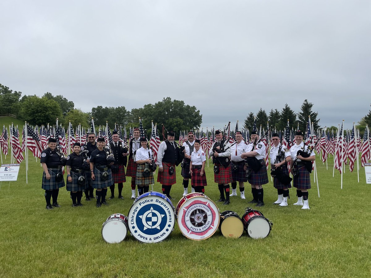 NIPIPES's tweet photo. NIPD thanks Chicago Fire, &amp; Police, Chicago Highlanders and Dundee Scottish Pipe and Drum bands for playing with us 2day at the Tunnel to Towers charity race https://t.co/wbNXrw14ts