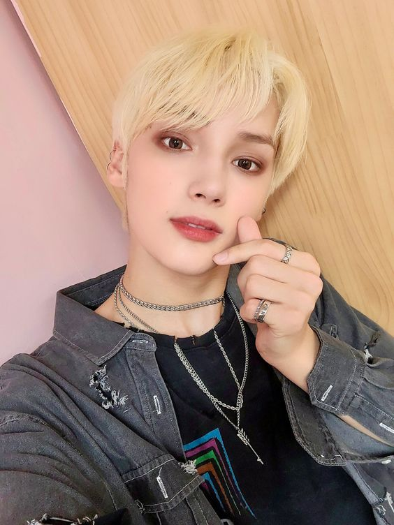 oneDURIthree's tweet photo. @𝚝𝚑𝚎𝚜𝚎𝚌𝚘𝚗𝚍's new post #bspic
é festa né salveeee parabéns aí aos aniversariantes e vamo bebeeeeeeerrrrrr https://t.co/fzPaw00TfD