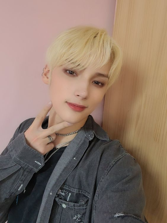 oneDURIthree's tweet photo. @𝚝𝚑𝚎𝚜𝚎𝚌𝚘𝚗𝚍's new post #bspic
é festa né salveeee parabéns aí aos aniversariantes e vamo bebeeeeeeerrrrrr https://t.co/fzPaw00TfD