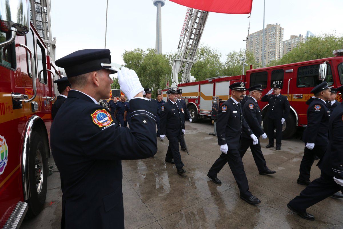TorSunphoto21's tweet photo. Honouring the Fallen at Toronto Firefighter Memorial https://t.co/seBYA2XdUG #TorontoFireService @Toronto_Fire #TPFFA @TPFFA #IAFF #torontofallenfirefightersmemorial honouring all those who serve &amp; who have served, especially their families https://t.co/5AibyBiqvP