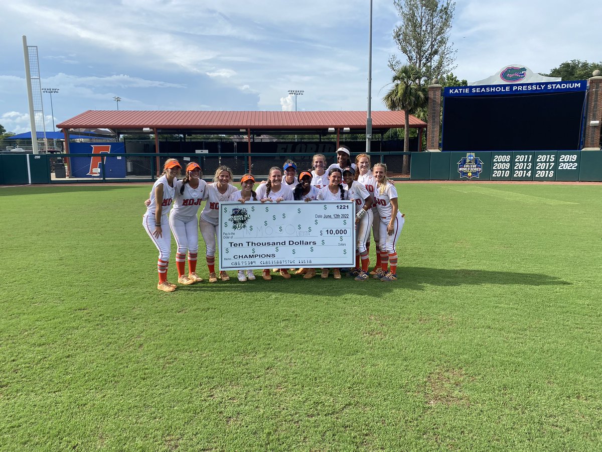 HaleyFerguson31's tweet photo. Got to pitch a complete game shutout at the Show Me the Money championship in Florida at the UF College stadium. I am so thankful to these amazing teammates and my coaches. Thanks to @rothrock03 for helping prepare me for these moments. @Mojo_Lunsford https://t.co/HhkTGZ1THp