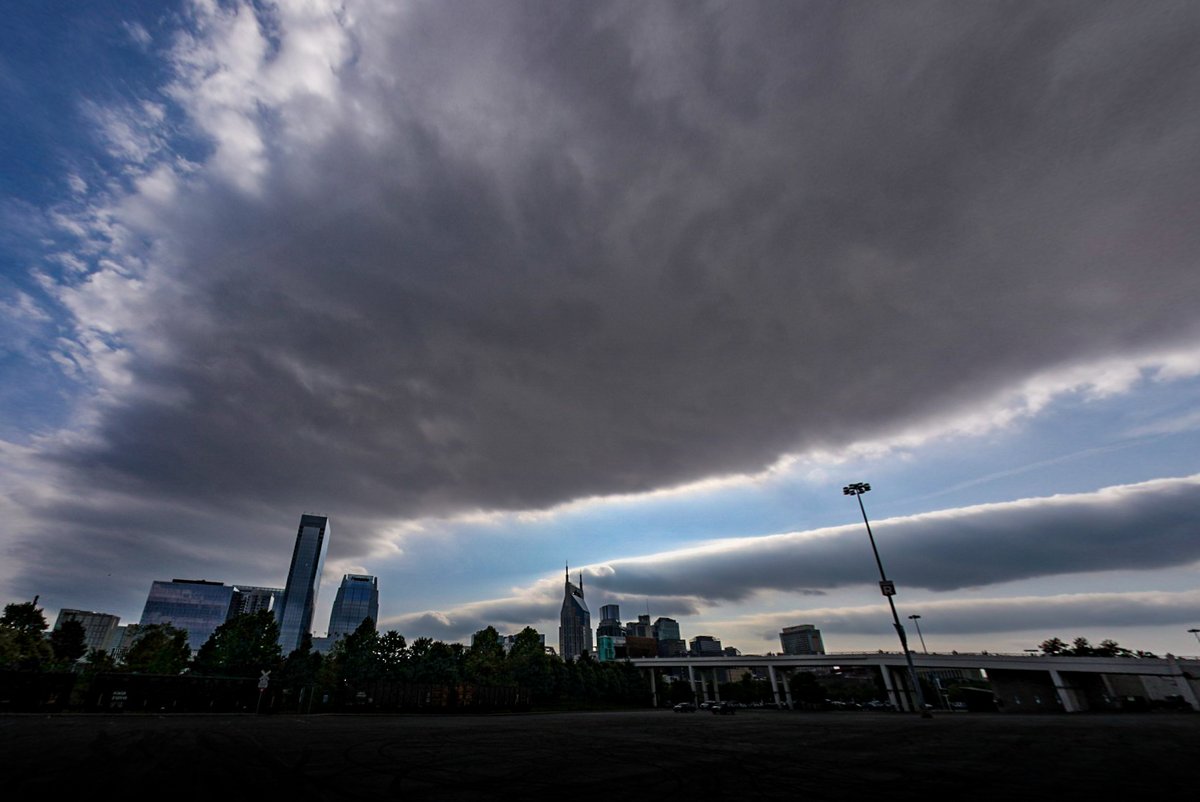 Check out these horizontal convective roll clouds over #Nashville this afternoon! These clouds typically indicate the atmosphere is "capped" aloft due to a warm layer of air above the ground. Photo courtesy of <a href="/DanielLCowan/">Daniel Cowan</a> #tnwx