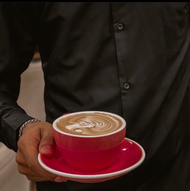 "كنا نغني حول غربتنا الوحيدة
كالعذارى في انتحاب الليل
كنا نترك النسيان يأخذنا على مهل
لئلا نفقد السلوى ...لم نعرف مكانًا آمنا للحب" 😊❣️