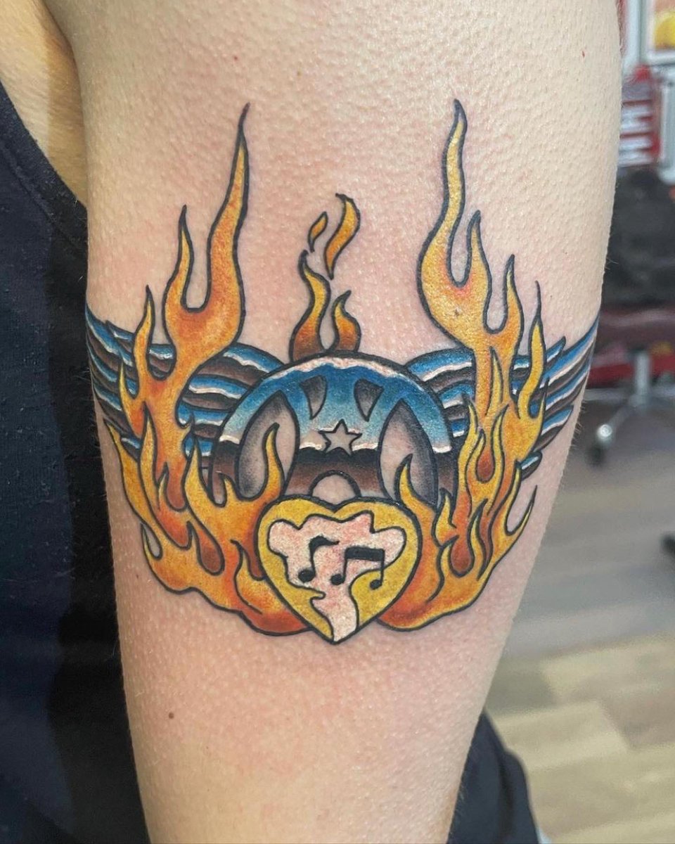 _ashleyesper's tweet photo. Got my wings back!! 😍 Having this tattoo just feels ✨RIGHT.✨ 

^A^ 🖤💀 @Aerosmith @IamStevenT 

#aerosmith #tattoo #getyourwings #ashtag #ashmoney #steventyler #mamakin https://t.co/ki8T1NV98s