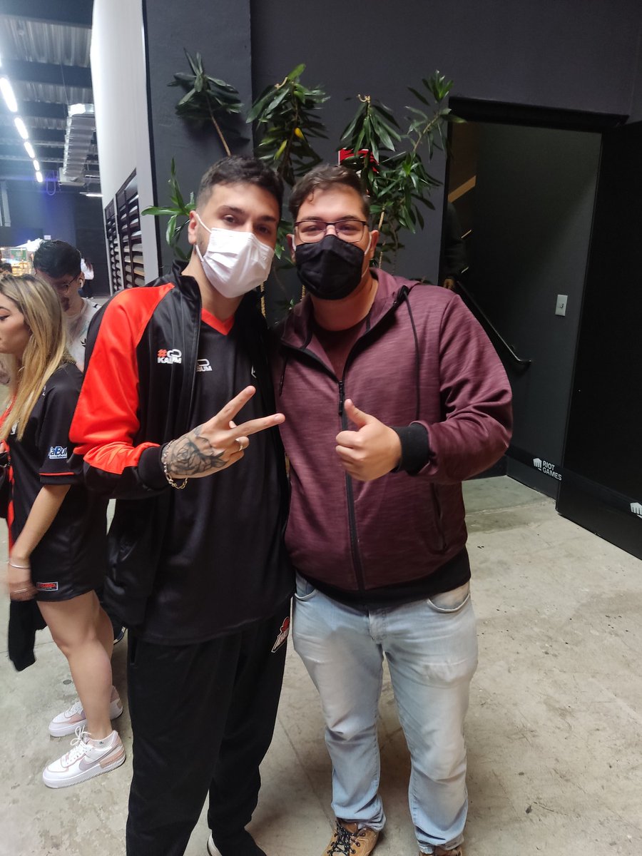 ElPorcoloko's tweet photo. Tá bom quase zerei minha vida no lolzinho 
@mylonzete O Fordo mais Brabo 🏋️‍♀️
@dynquedo1 Mid mais chavoso 😎
@robolol1 É o ROBs 🤖
@dudstheboy DUDÃO é o TERROR 🎵

#CBLOL2022 #CBLOL #RiotGames #GOpaiN #GOKABUM #goLOUD #fordo https://t.co/QSdszSPH5I