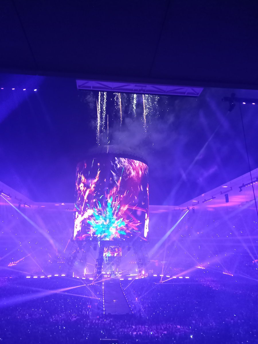 philae07's tweet photo. "Car je ne crois pas que tout va bien par ici, je veux aller quelque part, je veux aller vers un paradis" merci pour ce Central Tour ❤ @nicolasirkis @indochinetwitt @oLidESaT_ #centraltour #indochine https://t.co/RgzURI0JAv