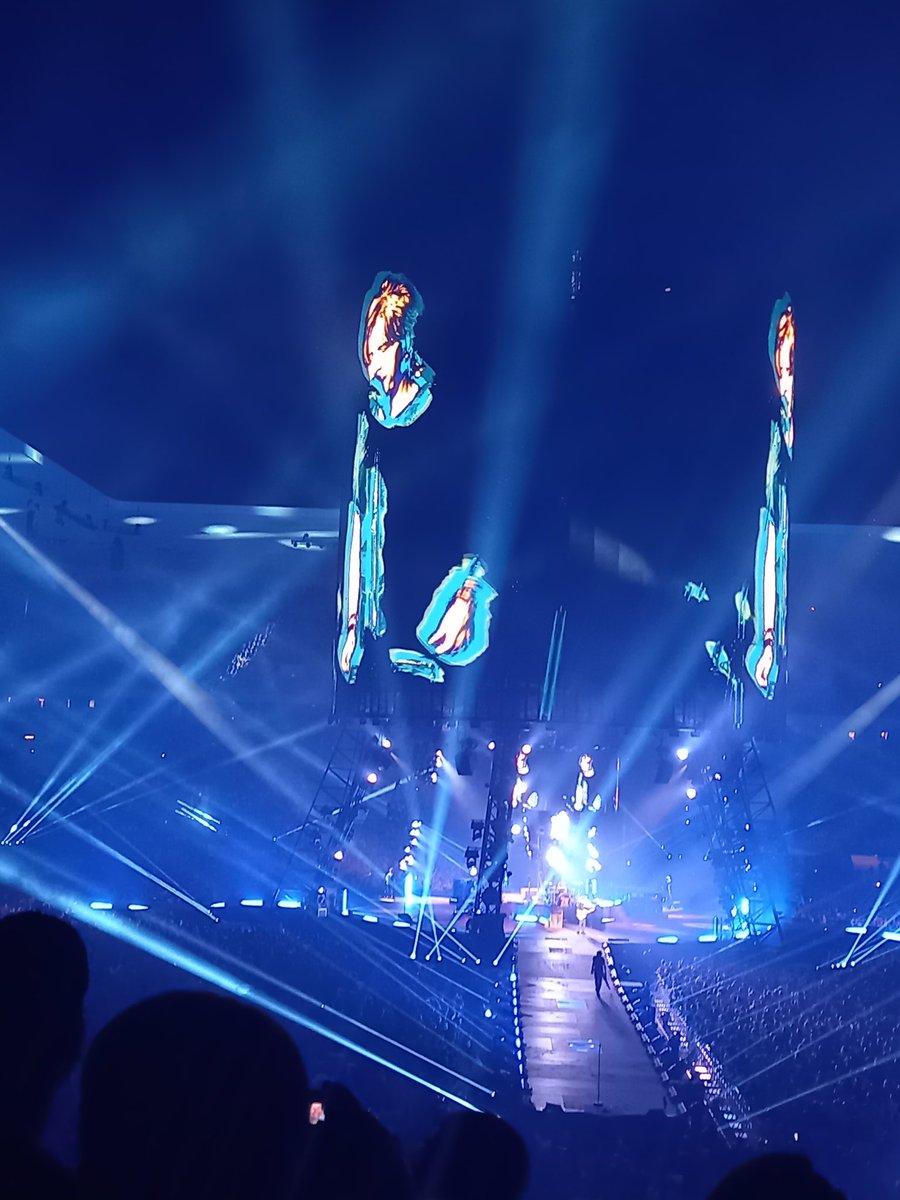 philae07's tweet photo. "Car je ne crois pas que tout va bien par ici, je veux aller quelque part, je veux aller vers un paradis" merci pour ce Central Tour ❤ @nicolasirkis @indochinetwitt @oLidESaT_ #centraltour #indochine https://t.co/RgzURI0JAv
