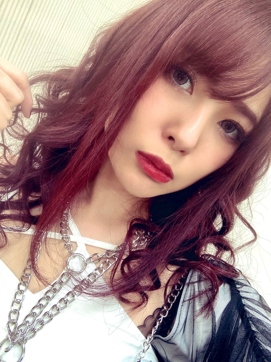 k2_nabe1971's tweet photo. 何で最近の女性ギタリストって、皆んな綺麗なんやろ?
たまたまなのか? それとも、世の美しい女性は、皆んなギターを弾くのか?
いずれにせよ、ギター弾く女性って、イイですねー
#_chakixx_
#miyako_0405
#aldioustoki
#mochimochimuuch
#D_Drive_Yuki https://t.co/NRBzgksyw9