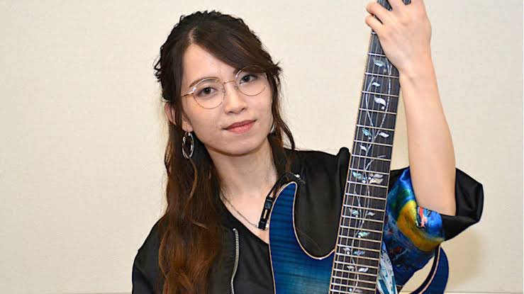 k2_nabe1971's tweet photo. 何で最近の女性ギタリストって、皆んな綺麗なんやろ?
たまたまなのか? それとも、世の美しい女性は、皆んなギターを弾くのか?
いずれにせよ、ギター弾く女性って、イイですねー
#_chakixx_
#miyako_0405
#aldioustoki
#mochimochimuuch
#D_Drive_Yuki https://t.co/NRBzgksyw9