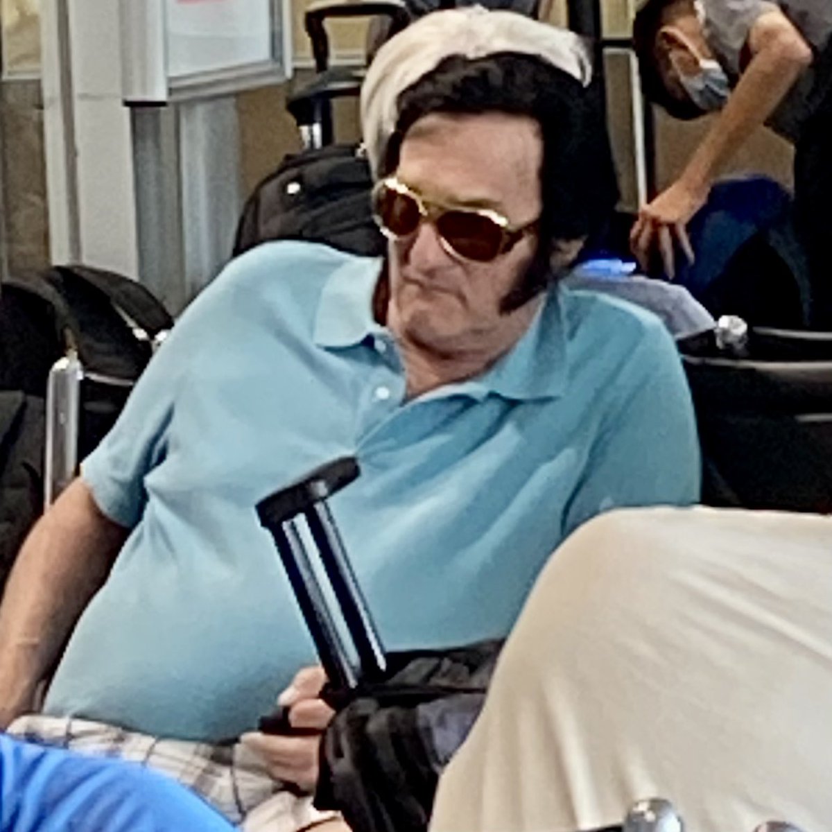 CMoneyKS's tweet photo. Y’ALL I THINK ELVIS IS ON MY FLIGHT. 

And he’s wearing cargo shorts, which actually kinda makes sense. #ElvisIsInTheBuilding #Elvis #TheKing https://t.co/0iDbM3QXpy