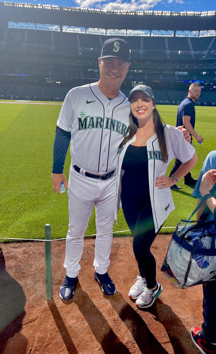 FaicE452's tweet photo. Yesterday I got to experience a once in a life time/coolest experiences of my life! These Mariners are so genuine, and such a nice bunch of fellas. I’m so grateful to have gotten this experience, and holy moly what a dream! ✨💙 #whereiroot #ilovemarinerbaseball https://t.co/BhbtNkqNXM