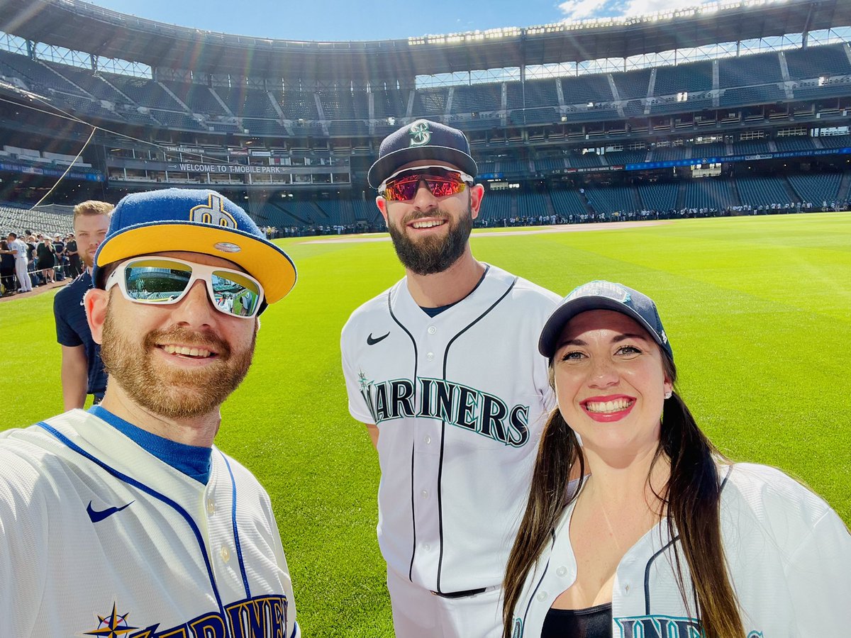 FaicE452's tweet photo. More pictures from the best day ever!! ✨💙 #grateful #mariners https://t.co/XMDniVInrW