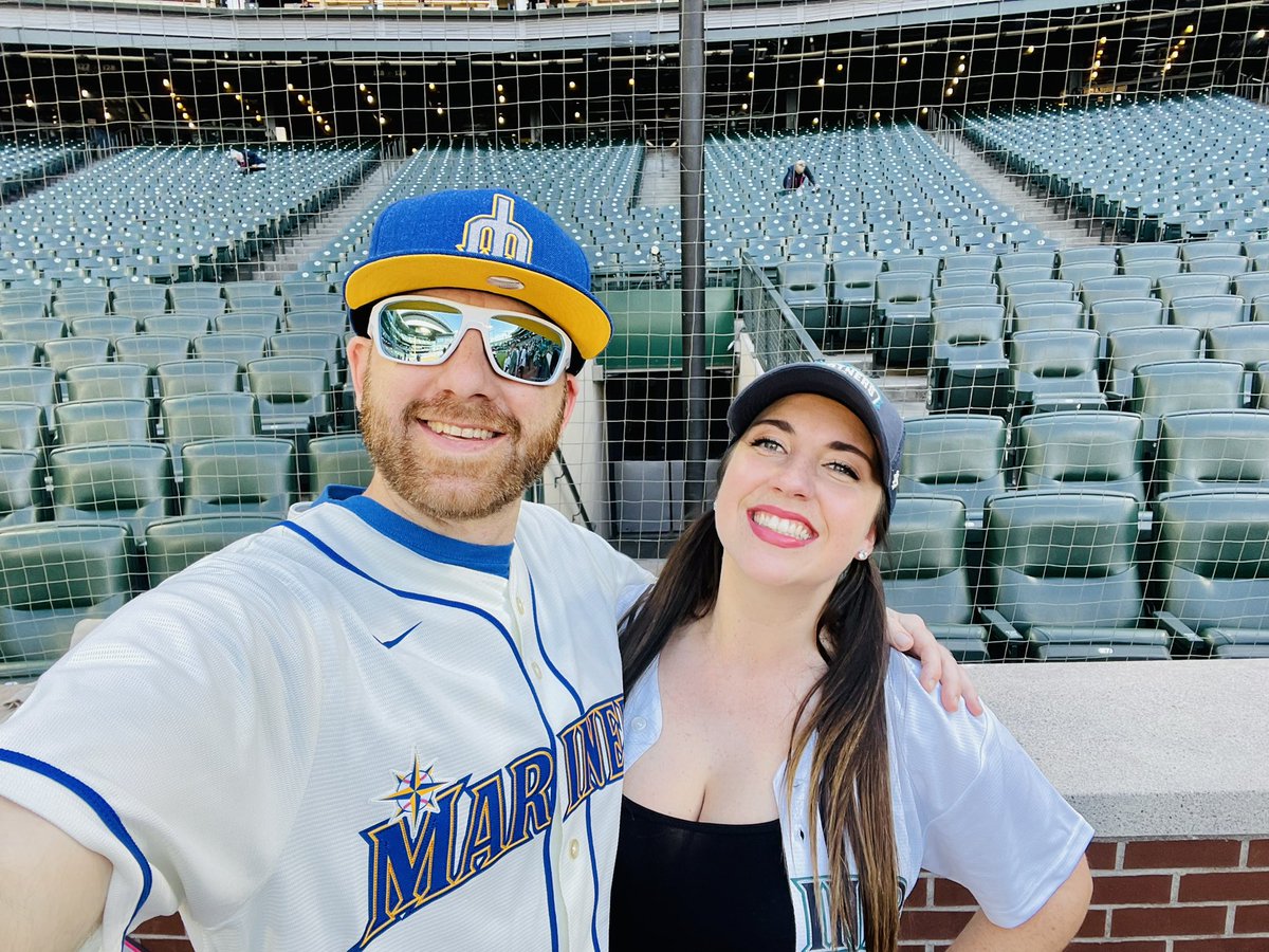 FaicE452's tweet photo. More pictures from the best day ever!! ✨💙 #grateful #mariners https://t.co/XMDniVInrW