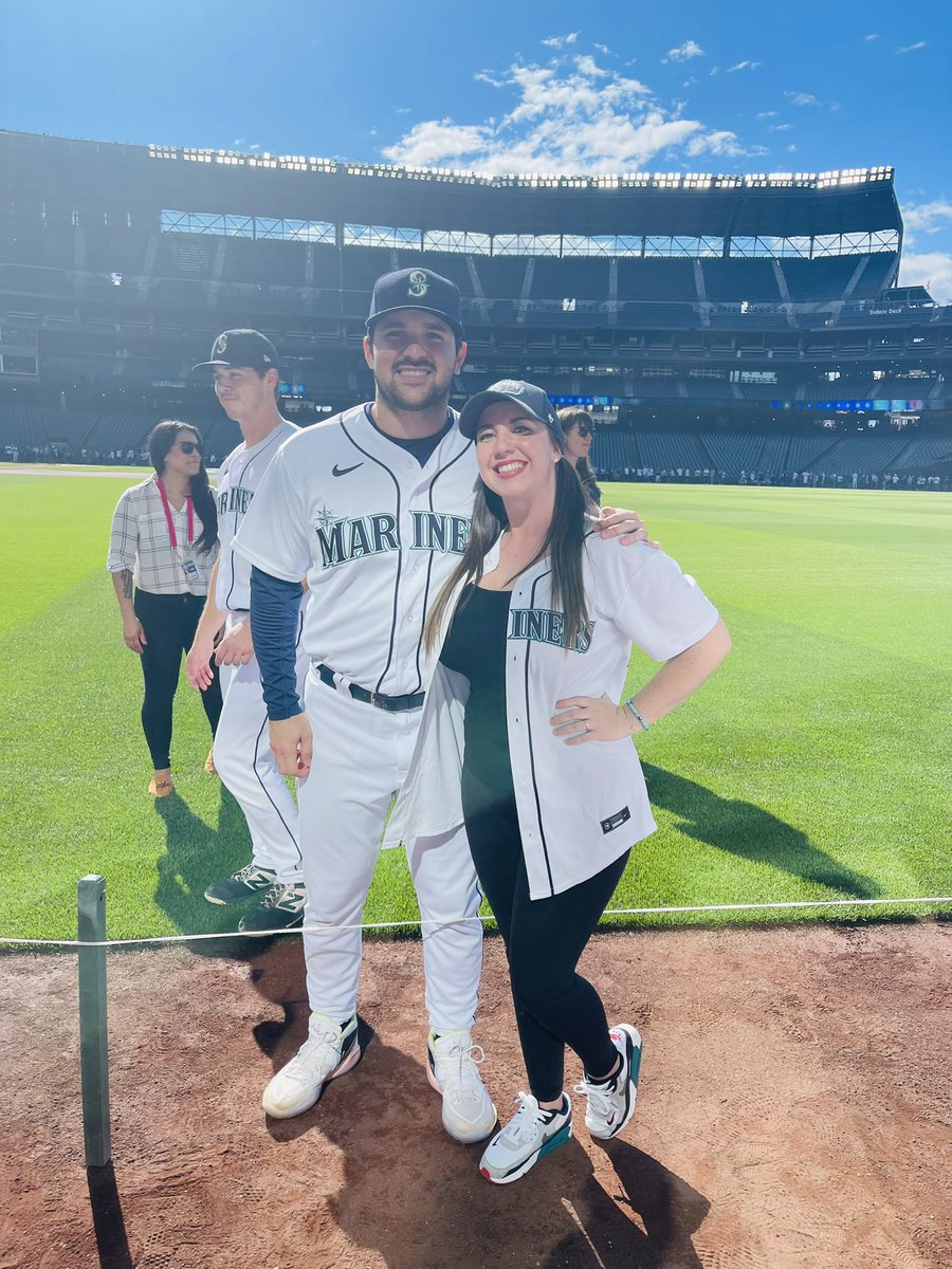 FaicE452's tweet photo. More pictures from the best day ever!! ✨💙 #grateful #mariners https://t.co/XMDniVInrW