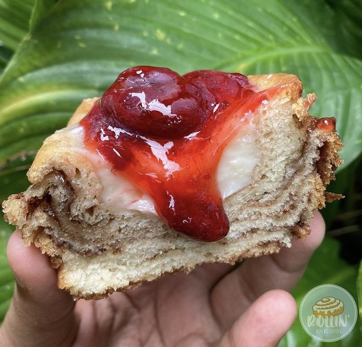 rollintt's tweet photo. NEW PRODUCT ALERT 🚨 your two favorite treats in one! Cinnamon roll cheesecake cups 😍 A soft, fluffy classic cinnamon roll cup filled with decadent tangy cheesecake in the middle, topped with fruit and drizzled with vanilla frosting | ig: @rollintt https://t.co/XocdweZoWn