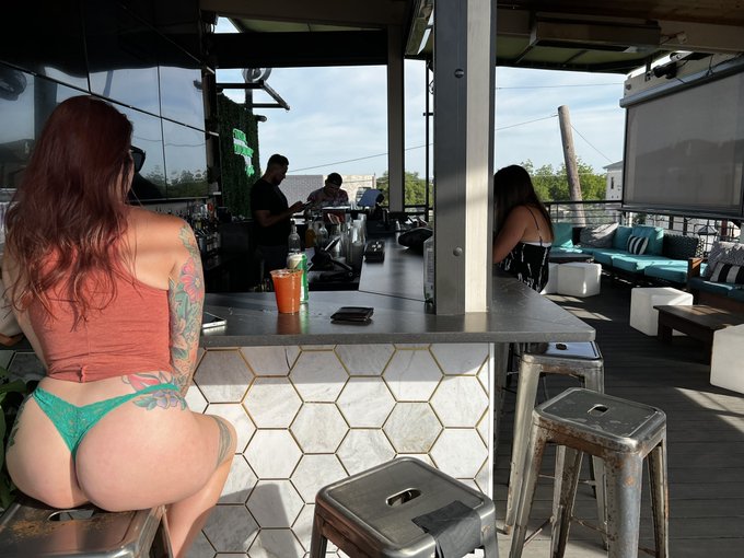 You walk into the bar and see me like this - what do you do? 😉 https://t.co/5mzHQTU9Y8<a href="/tag/mvsales"class="tags"><span>#mvsales</span></a>