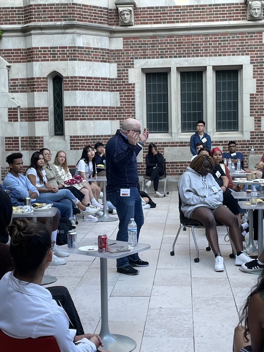 Karen_Anderson2's tweet photo. The 2022 Expanding Diversity in Economics cohort has arrived on campus! Tonight they are welcomed by ⁦@ChicagoBooth⁩ Erik Hurst &amp; ⁦⁦@qjohnson18⁩. ⁦@BeckerFriedman⁩ https://t.co/2yGHN0BdfG